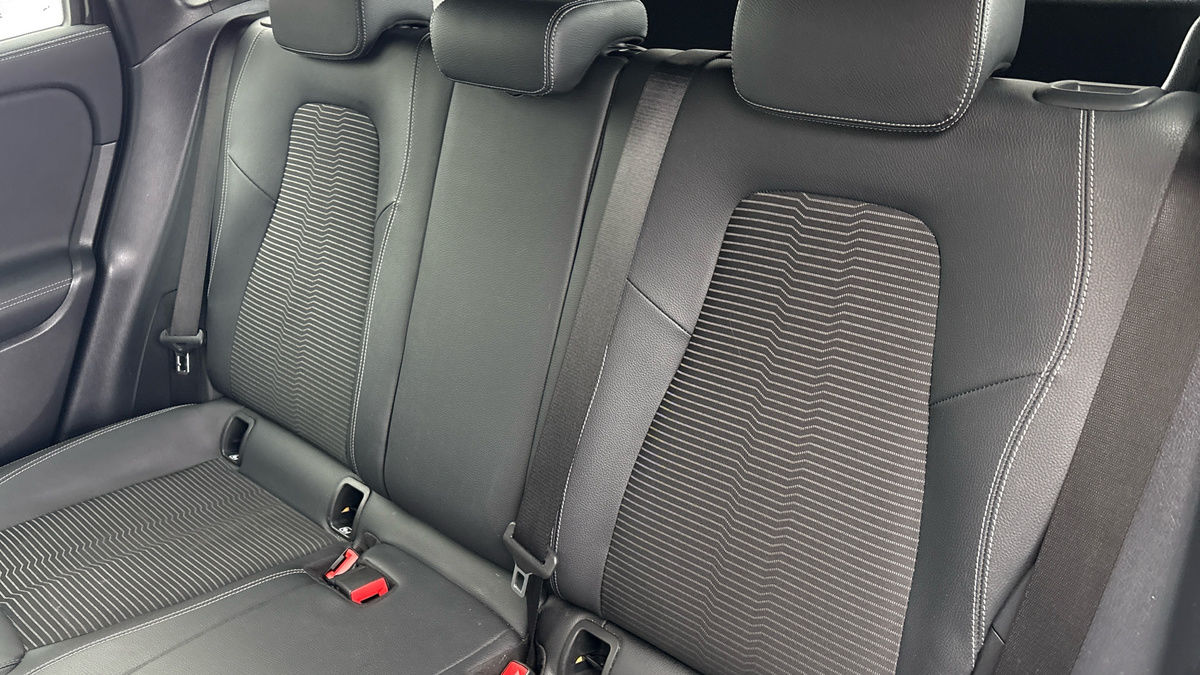 Mercedes-Benz GLA Image 8