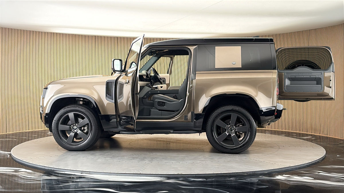 More views of Land Rover Defender 90