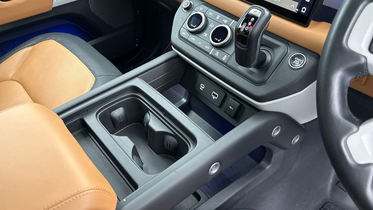 Land Rover Defender 110 Image 18