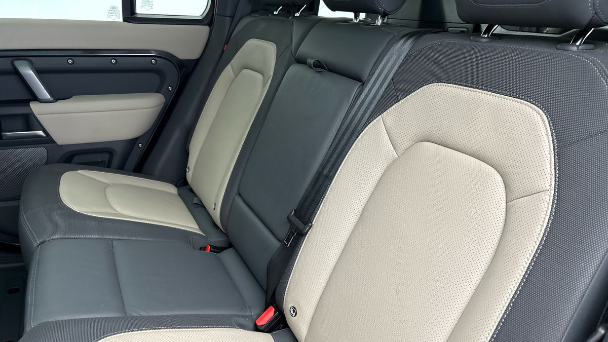 Land Rover Defender 110 Image 8