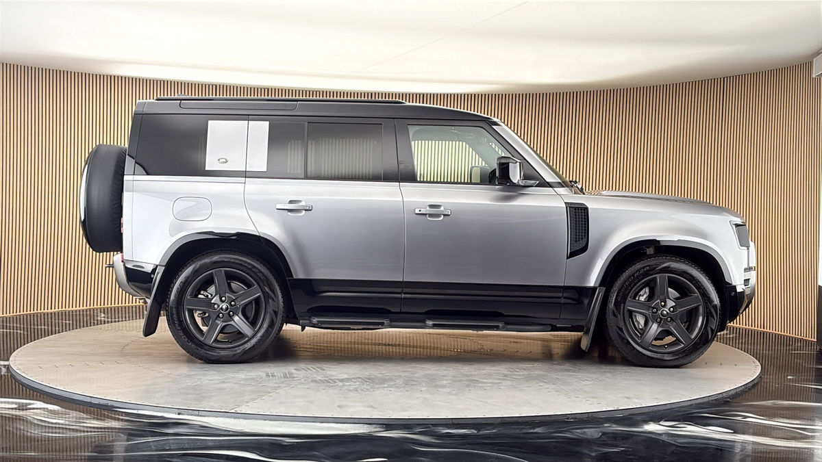 Land Rover Defender 110 Image 16