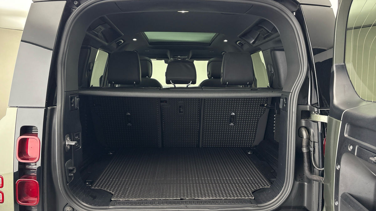 Land Rover Defender 110 Image 11