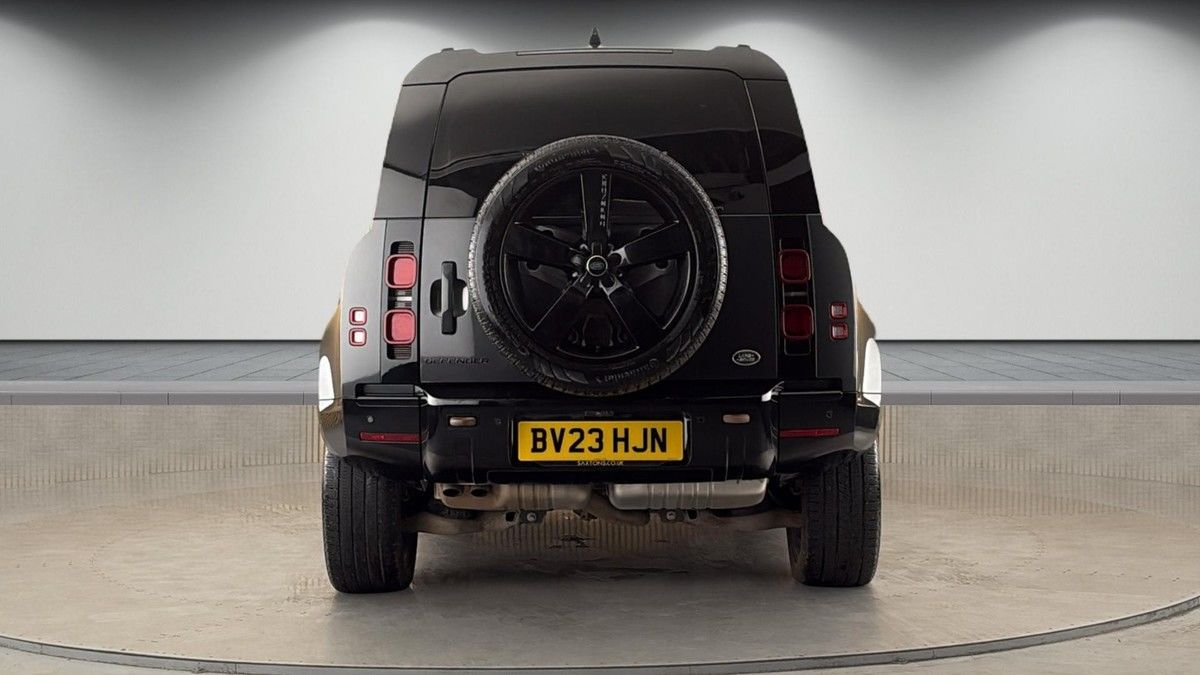 Land Rover Defender 110 Image 4