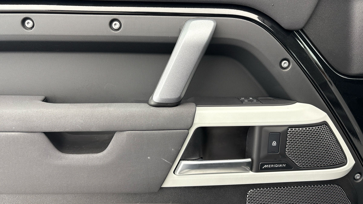 Land Rover Defender 90 Image 19