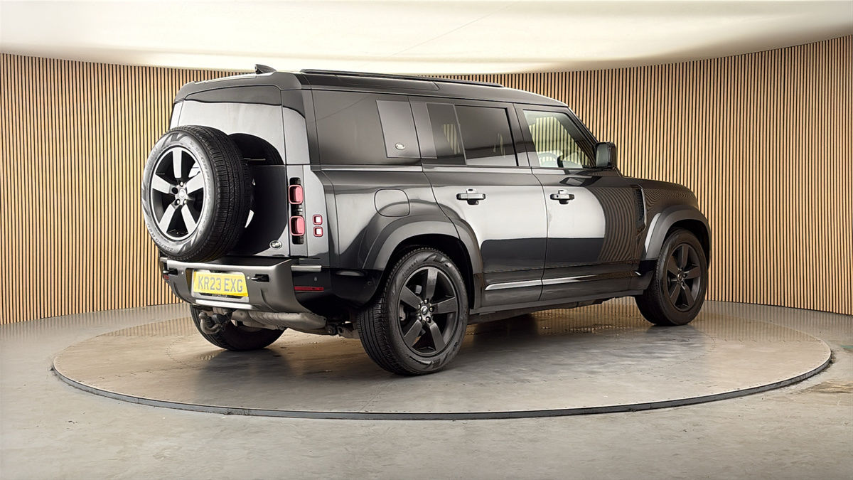 Land Rover Defender 110 Image 21