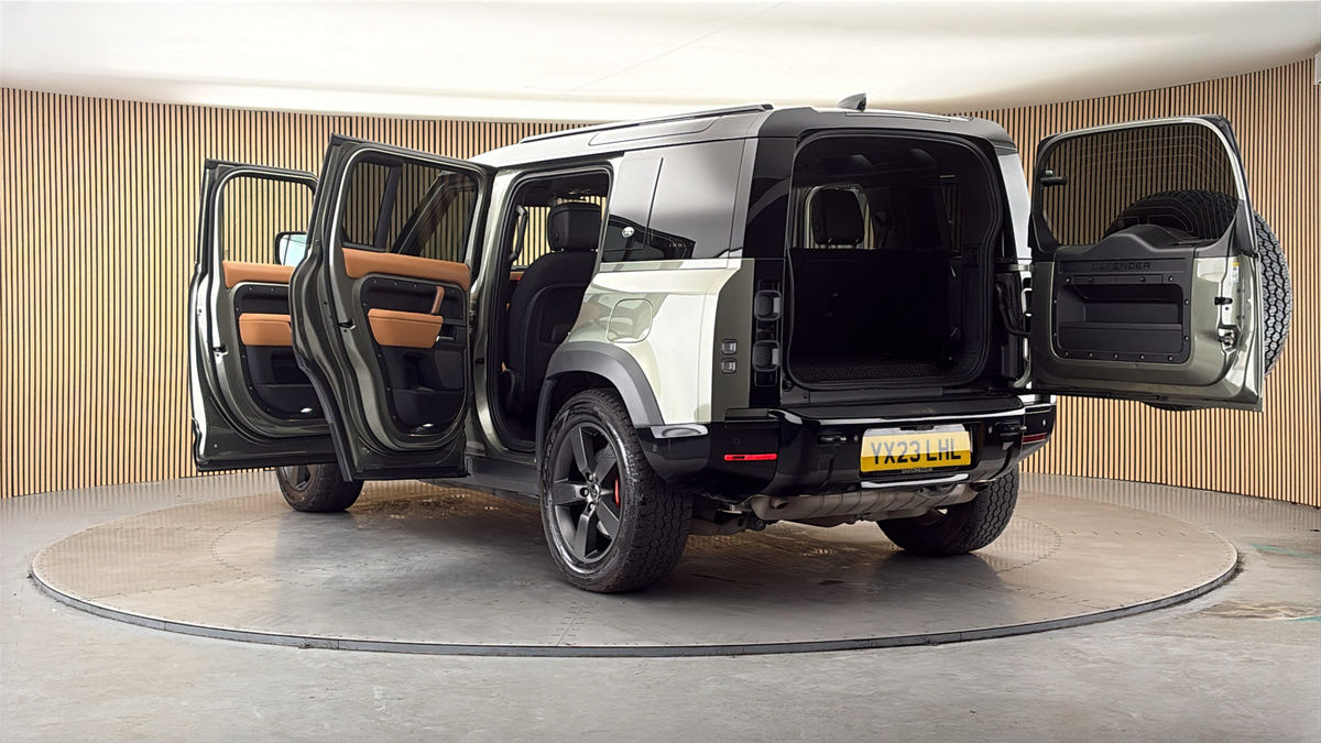 Land Rover Defender 110 Image 23