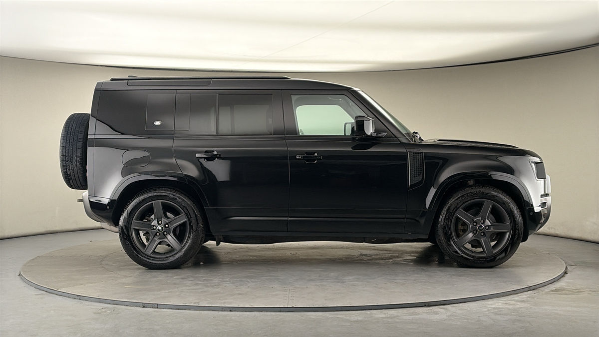 Land Rover Defender 110 Image 16