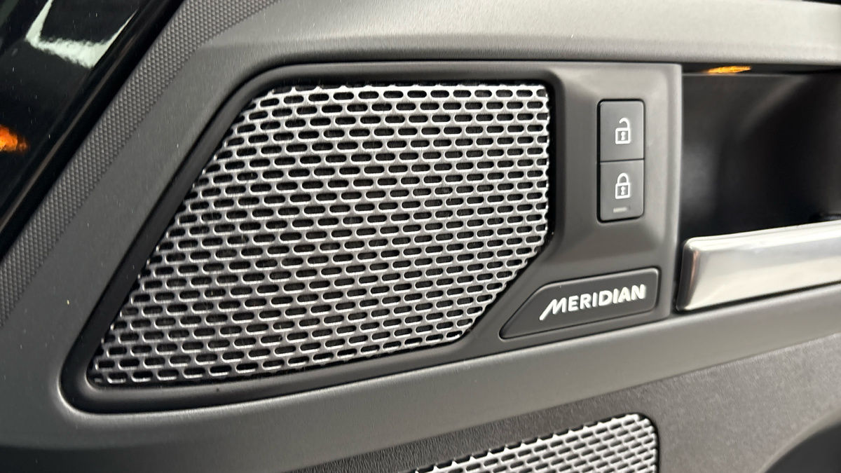 Land Rover Defender 110 Image 25