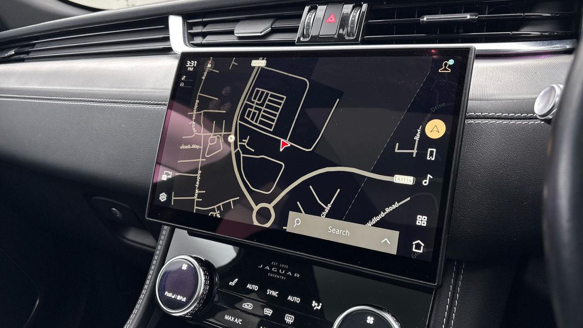 Jaguar F-PACE Image 17