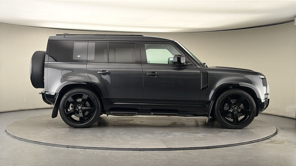 Land Rover Defender 110 Image 16