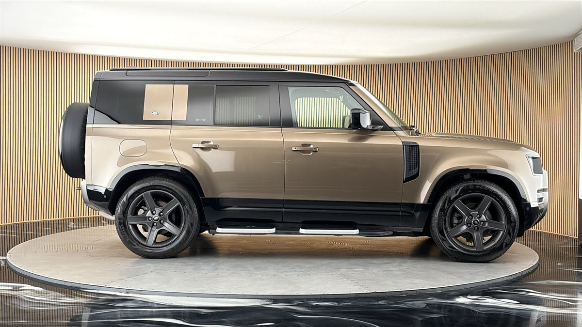 Land Rover Defender 110 Image 16