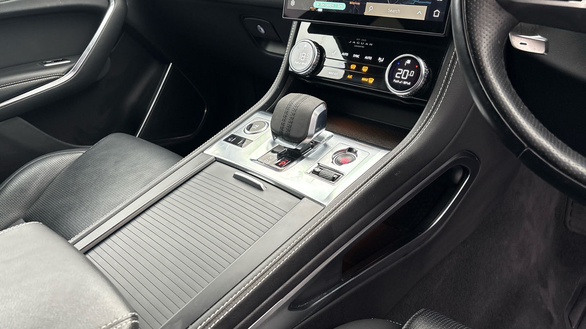 Jaguar F-PACE Image 18