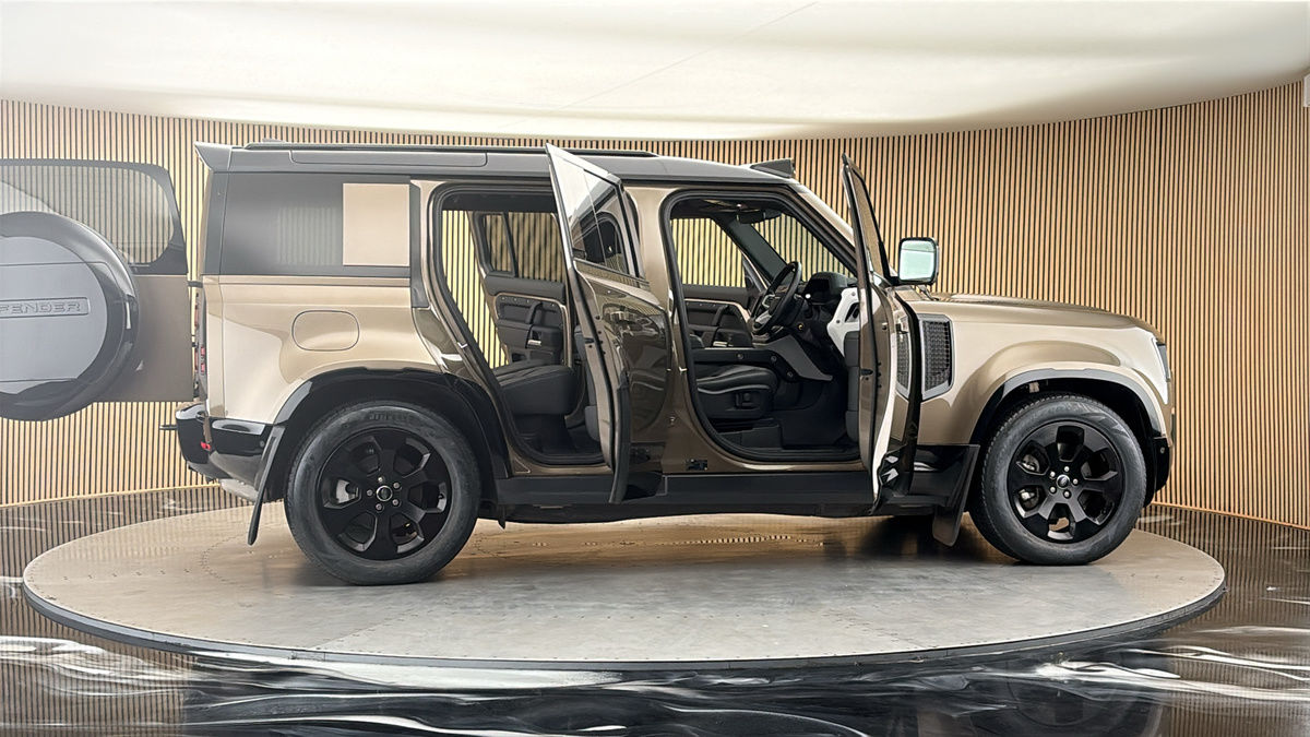 More views of Land Rover Defender 110