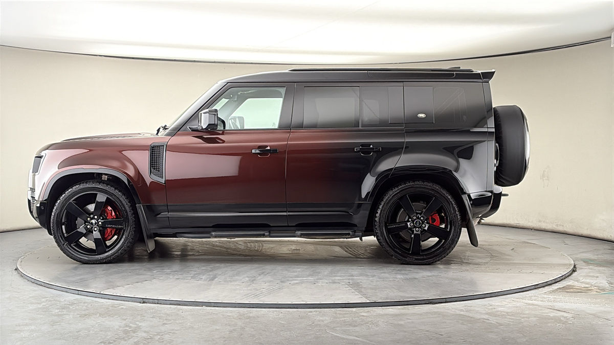 Land Rover Defender 110 Image 15