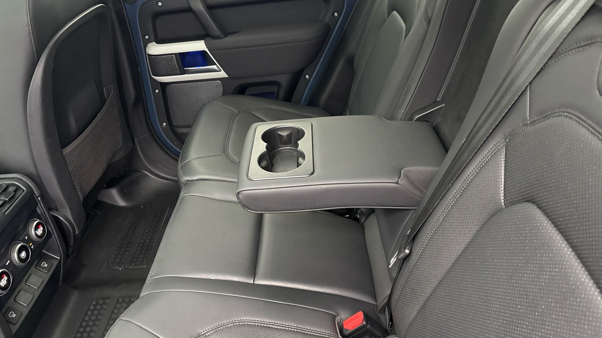 Land Rover Defender 110 Image 9