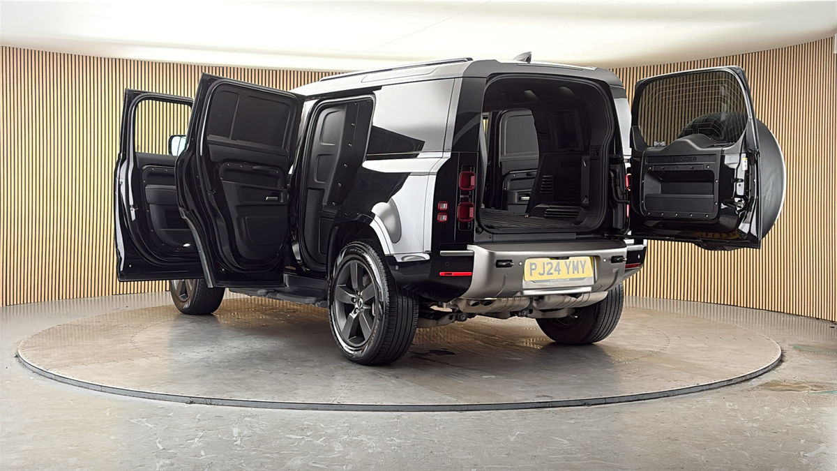 Land Rover Defender 110 Image 23