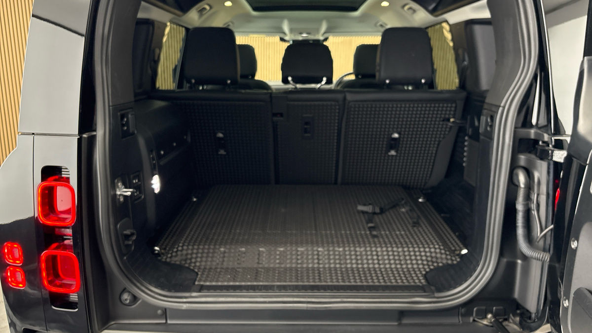 Land Rover Defender 110 Image 11
