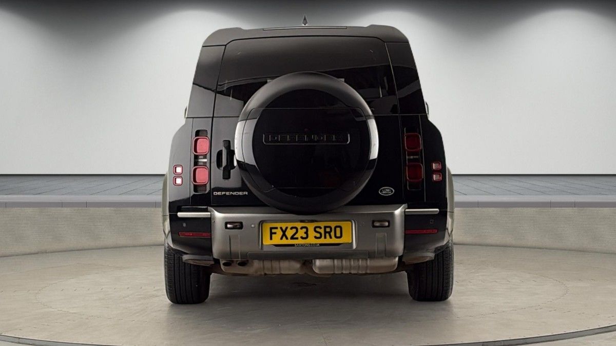 Land Rover Defender 130 Image 4
