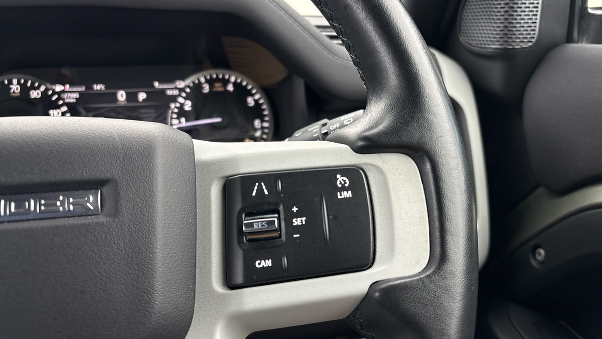 Land Rover Defender 110 Image 14