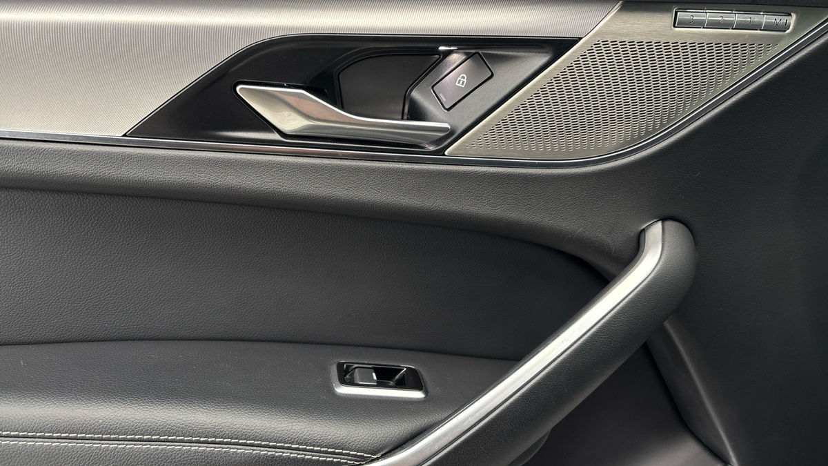 Jaguar F-PACE Image 19