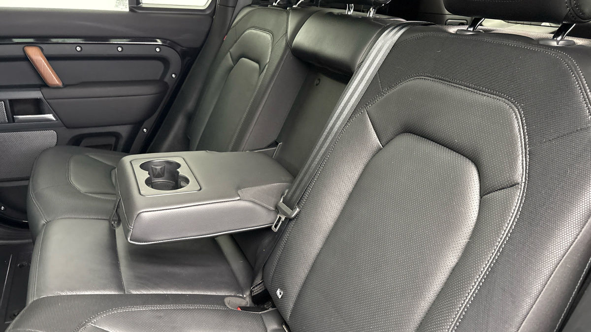 Land Rover Defender 110 Image 9