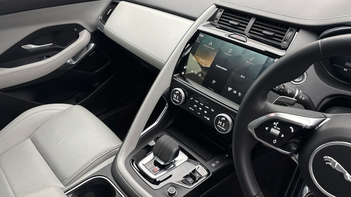 Jaguar E-PACE Image 18