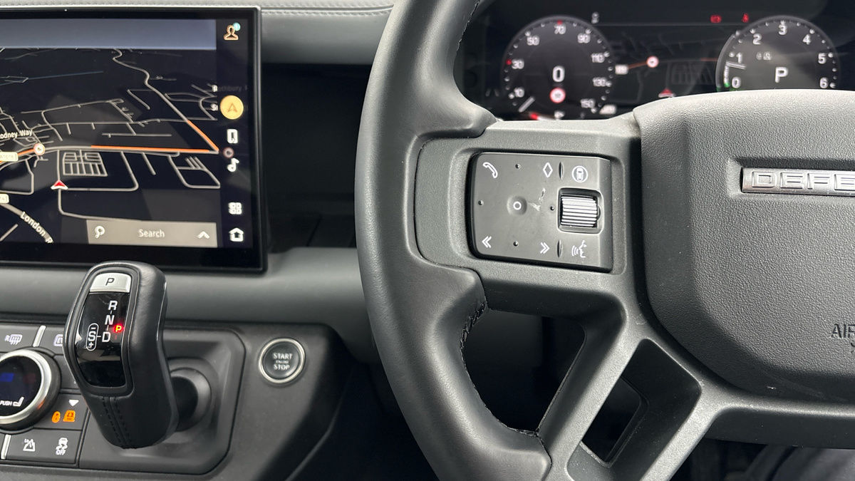 Land Rover Defender 110 Image 13