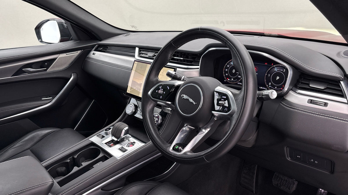 Jaguar F-PACE Image 5