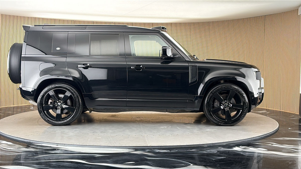 Land Rover Defender 110 Image 16