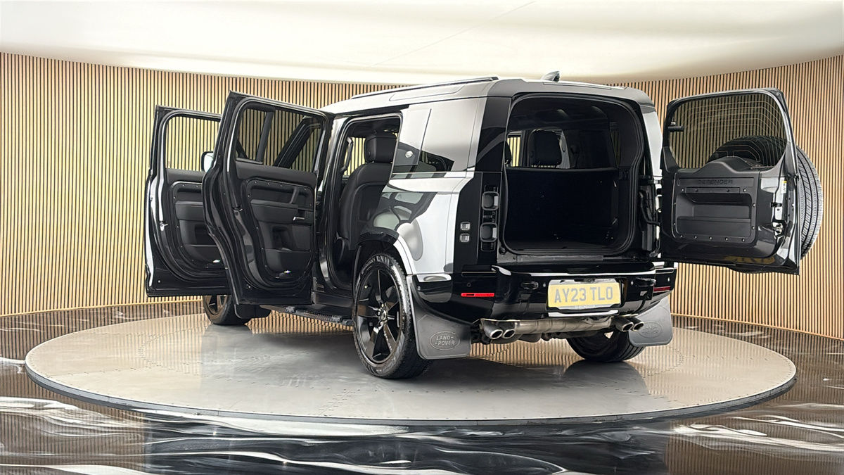 Land Rover Defender 110 Image 23