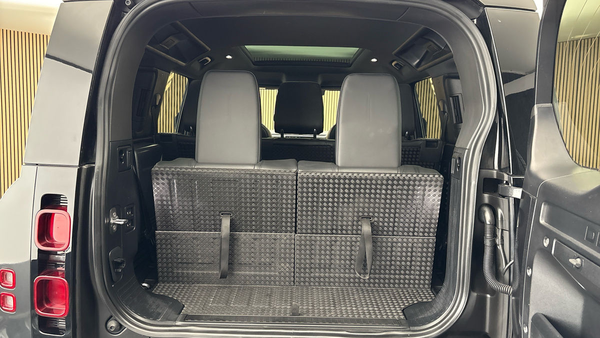 Land Rover Defender 110 Image 11