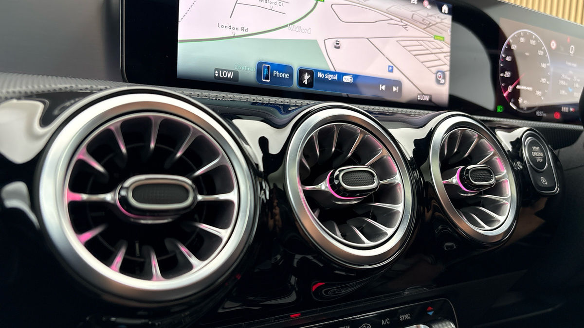 Mercedes-Benz CLA Image 33