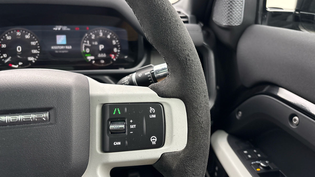 Land Rover Defender 110 Image 14