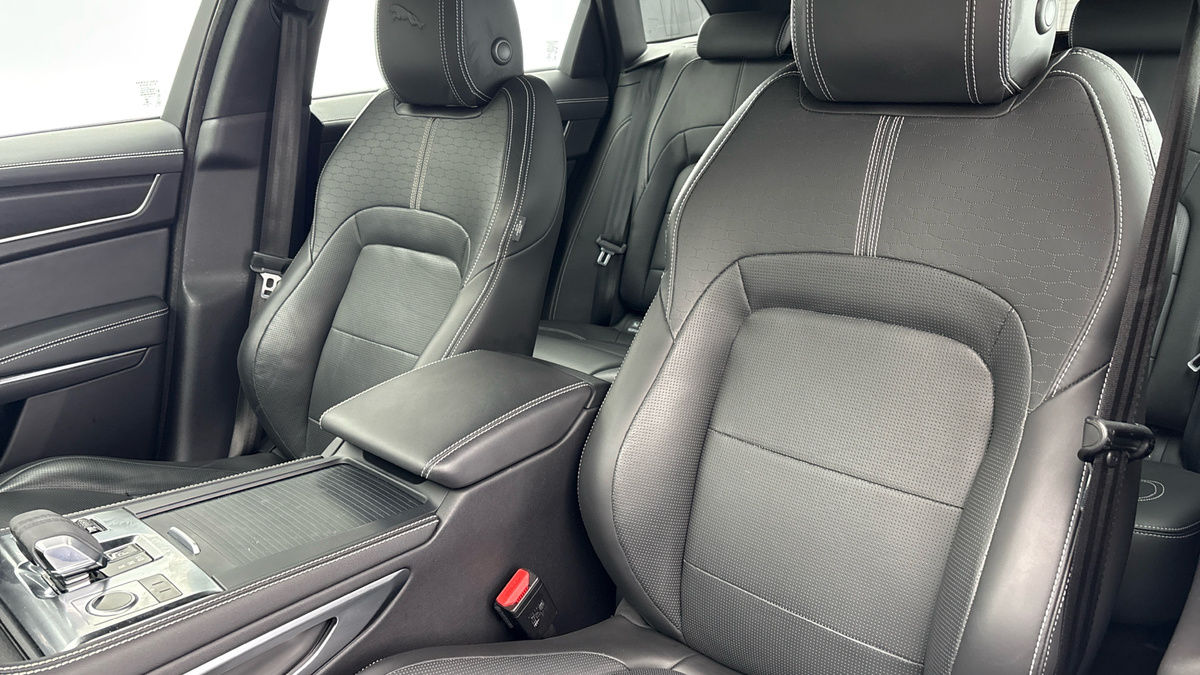 Jaguar F-PACE Image 7