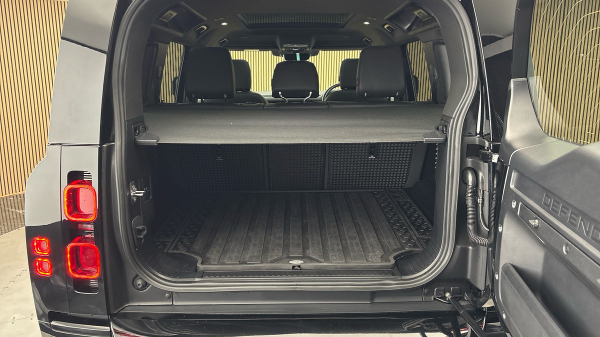 Land Rover Defender 110 Image 11