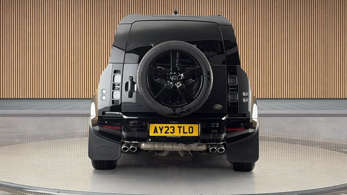 Land Rover Defender 110 Image 4