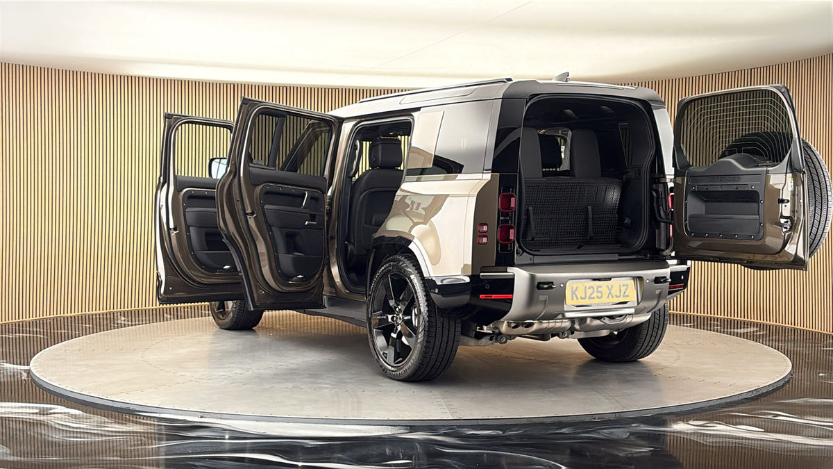 Land Rover Defender 110 Image 23