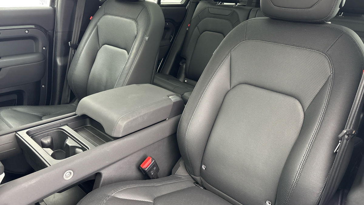 Land Rover Defender 110 Image 7