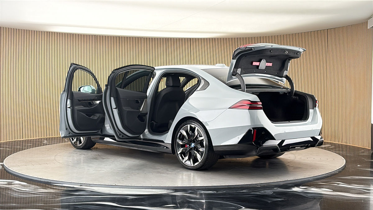 More views of BMW i5