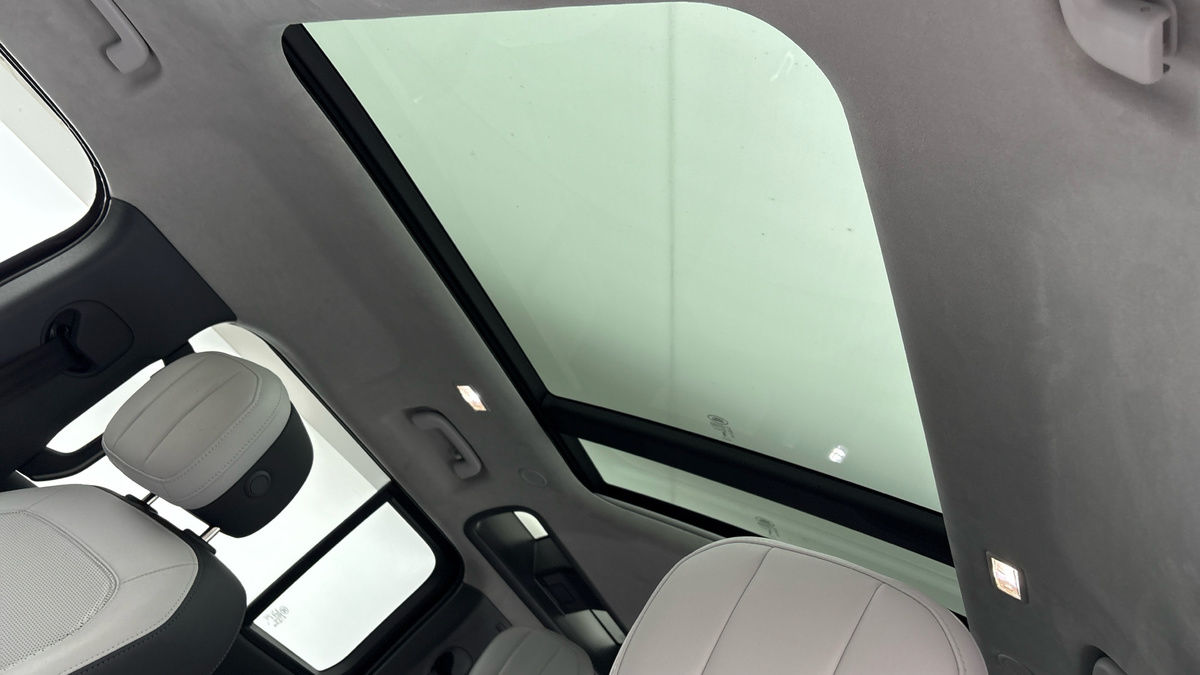 Land Rover Defender 110 Image 6