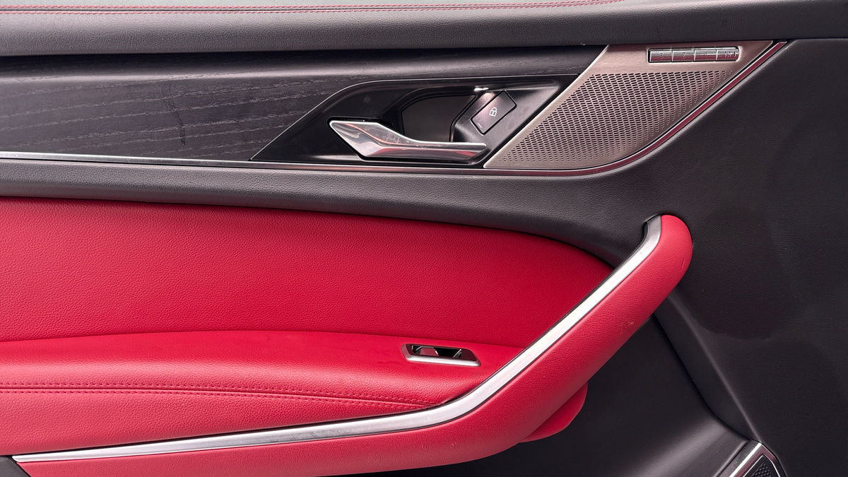 Jaguar F-PACE Image 19